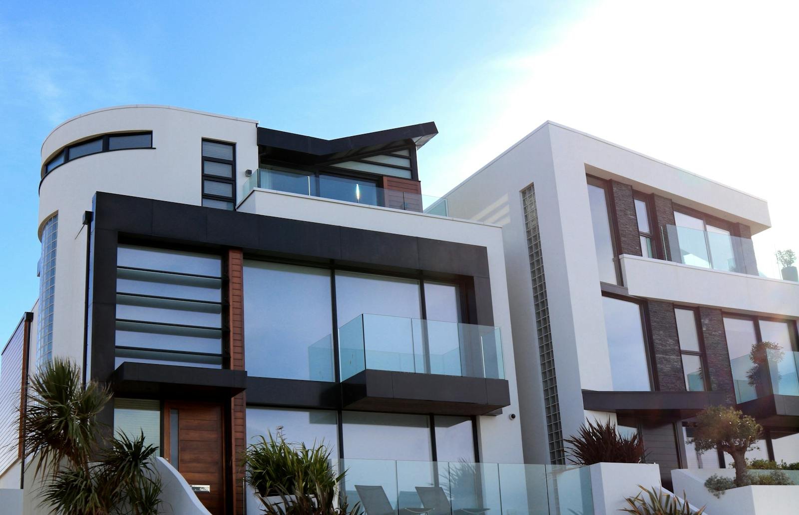 Equipo VGH Arquitectura Horcajuelo Contemporary luxury home with glass balconies in Poole, UK, showcasing modern architectural design.