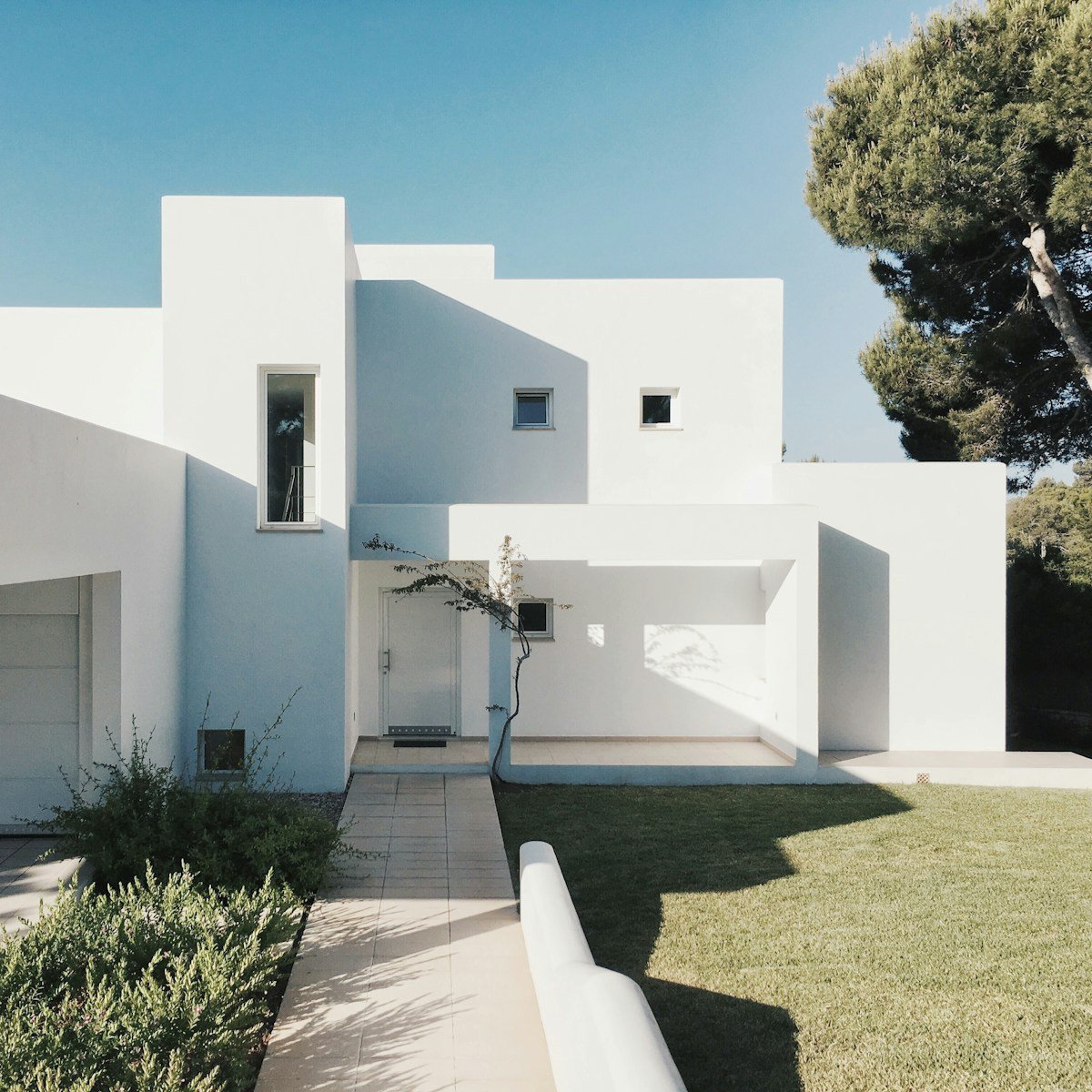 VGH Arquitectura Horcajuelo Avila white concrete house near green tree during daytime