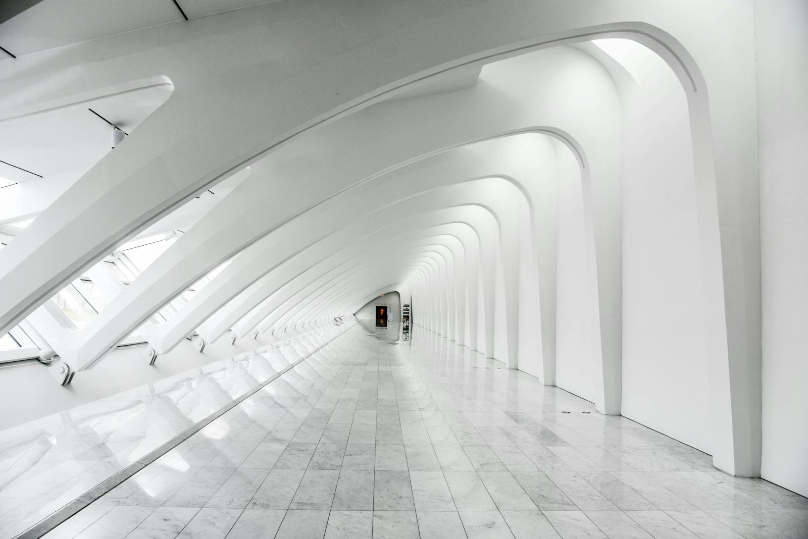 Equipo VGH Arquitectura Horcajuelo Explore the sweeping modern arches and minimalistic design of the Milwaukee Art Museum's white hallway.